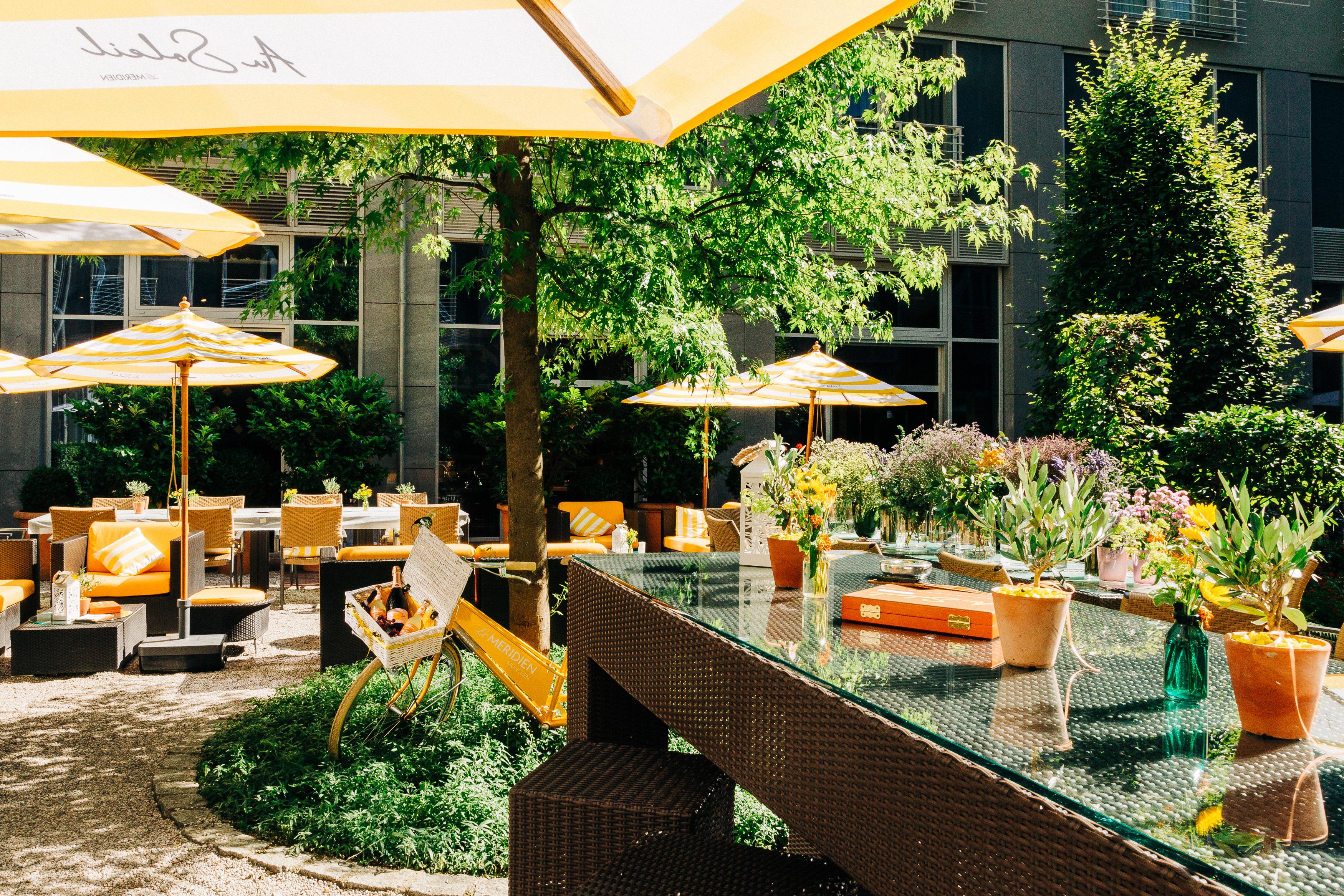 Le Meridien Мюнхен Экстерьер фото The garden of the restaurant