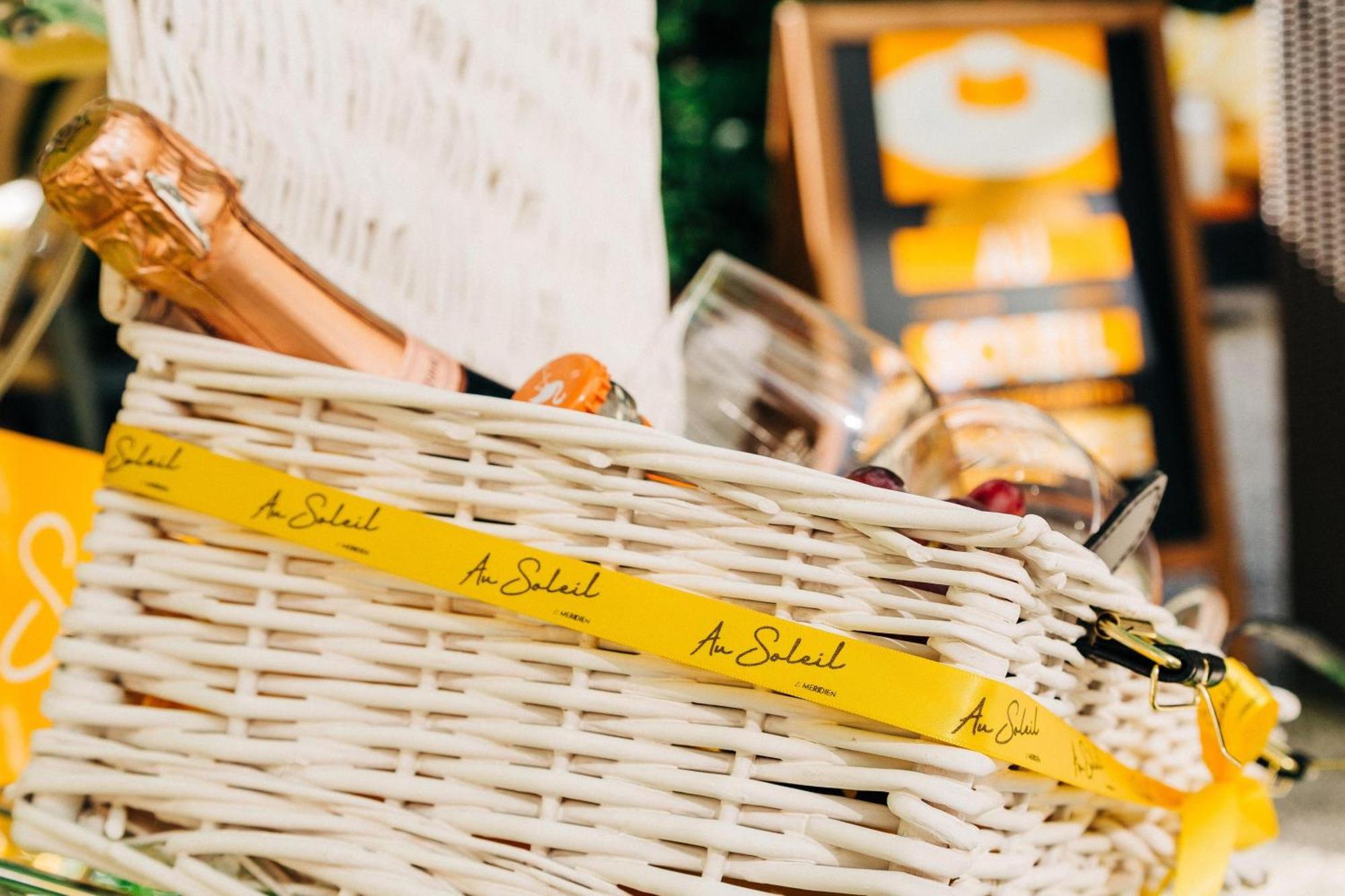 Le Meridien Мюнхен Экстерьер фото A yellow wristband