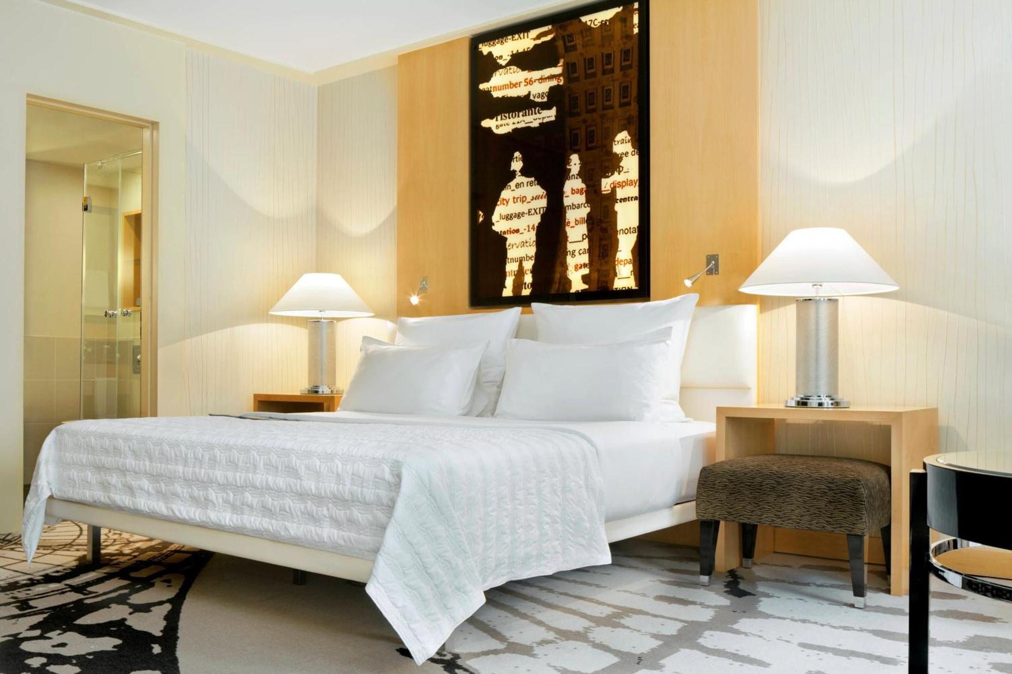 Le Meridien Мюнхен Экстерьер фото A room at the hotel