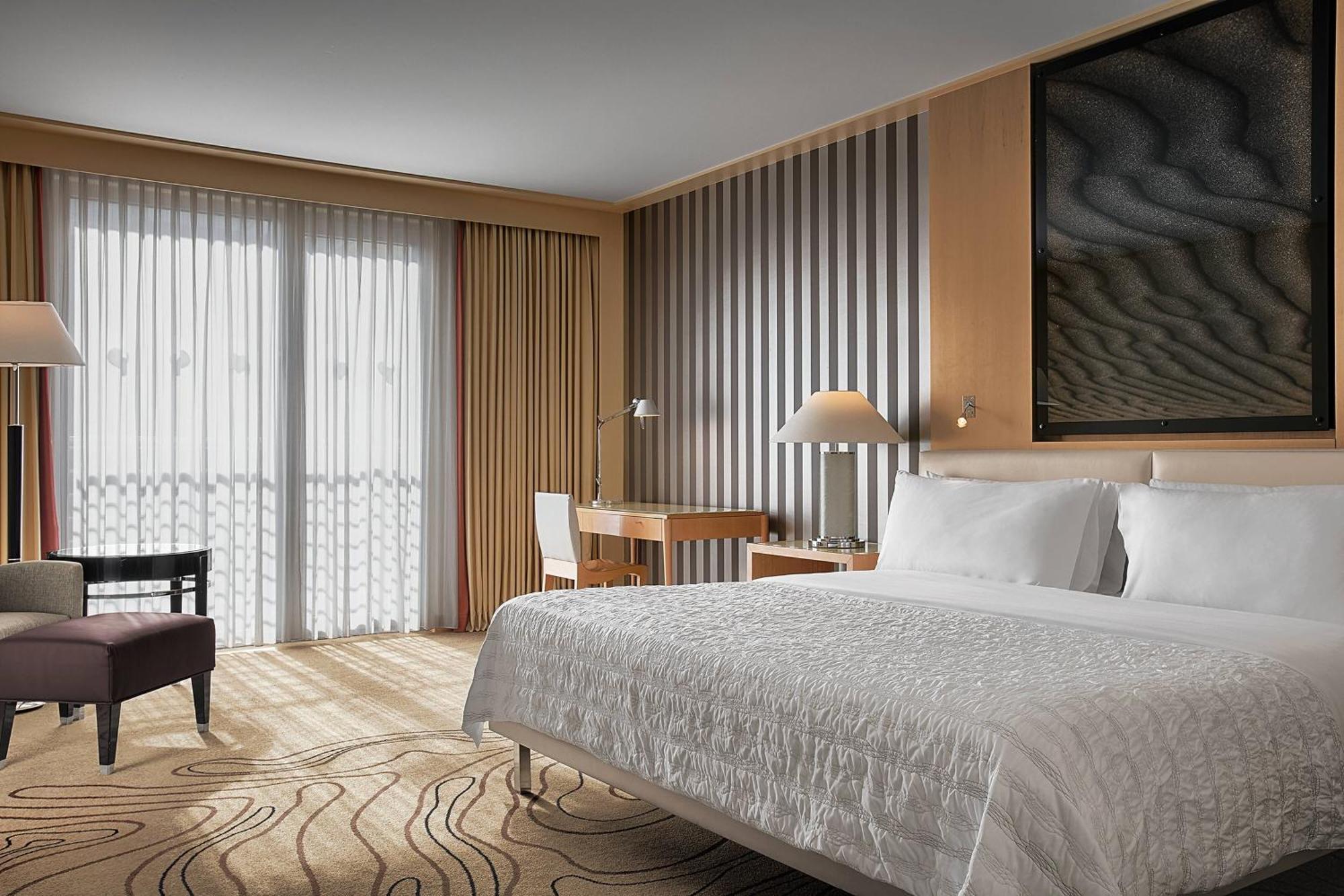 Le Meridien Мюнхен Экстерьер фото A guest room at the Hilton San Francisco