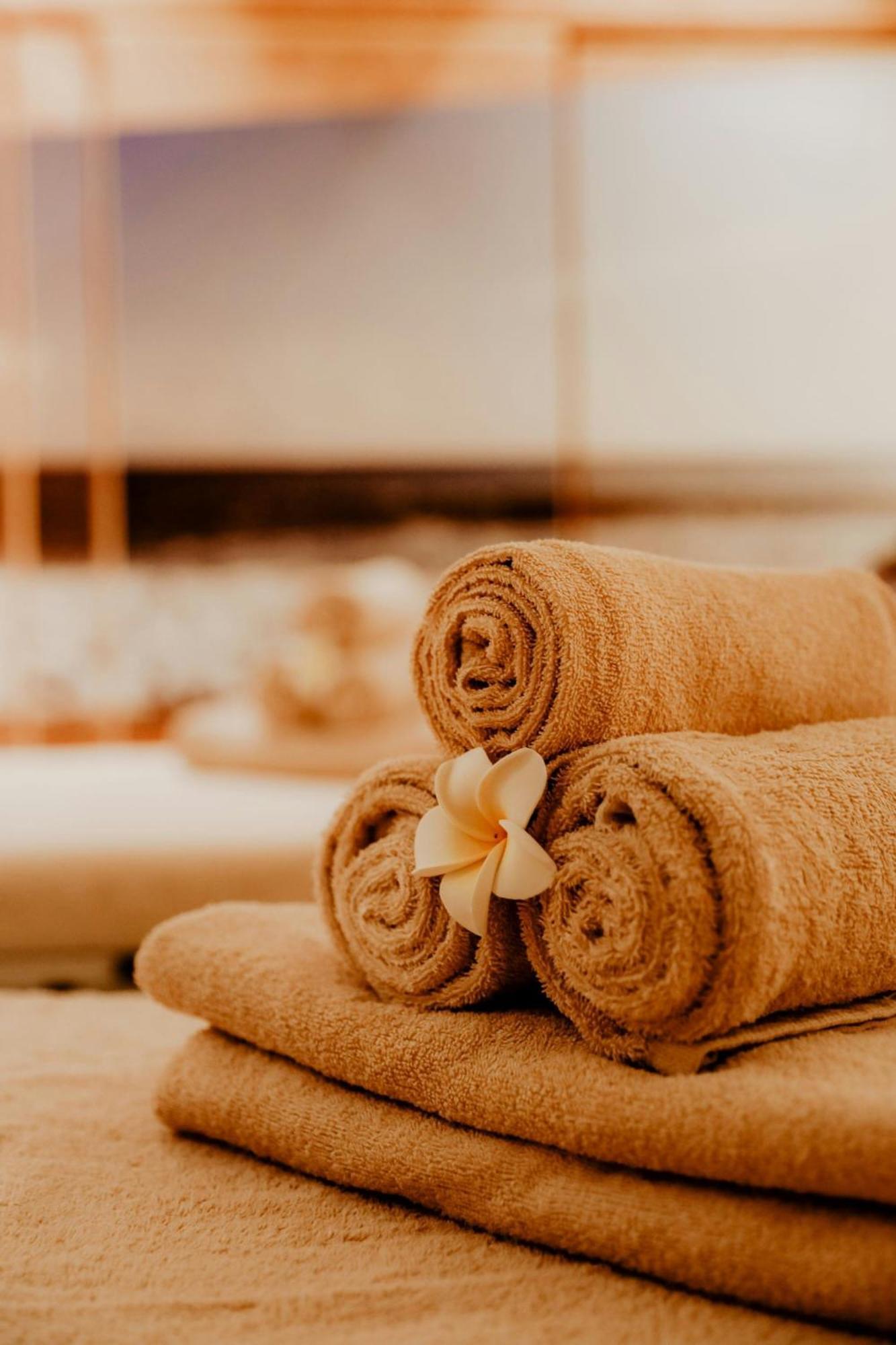 Le Meridien Мюнхен Экстерьер фото Rolled towels