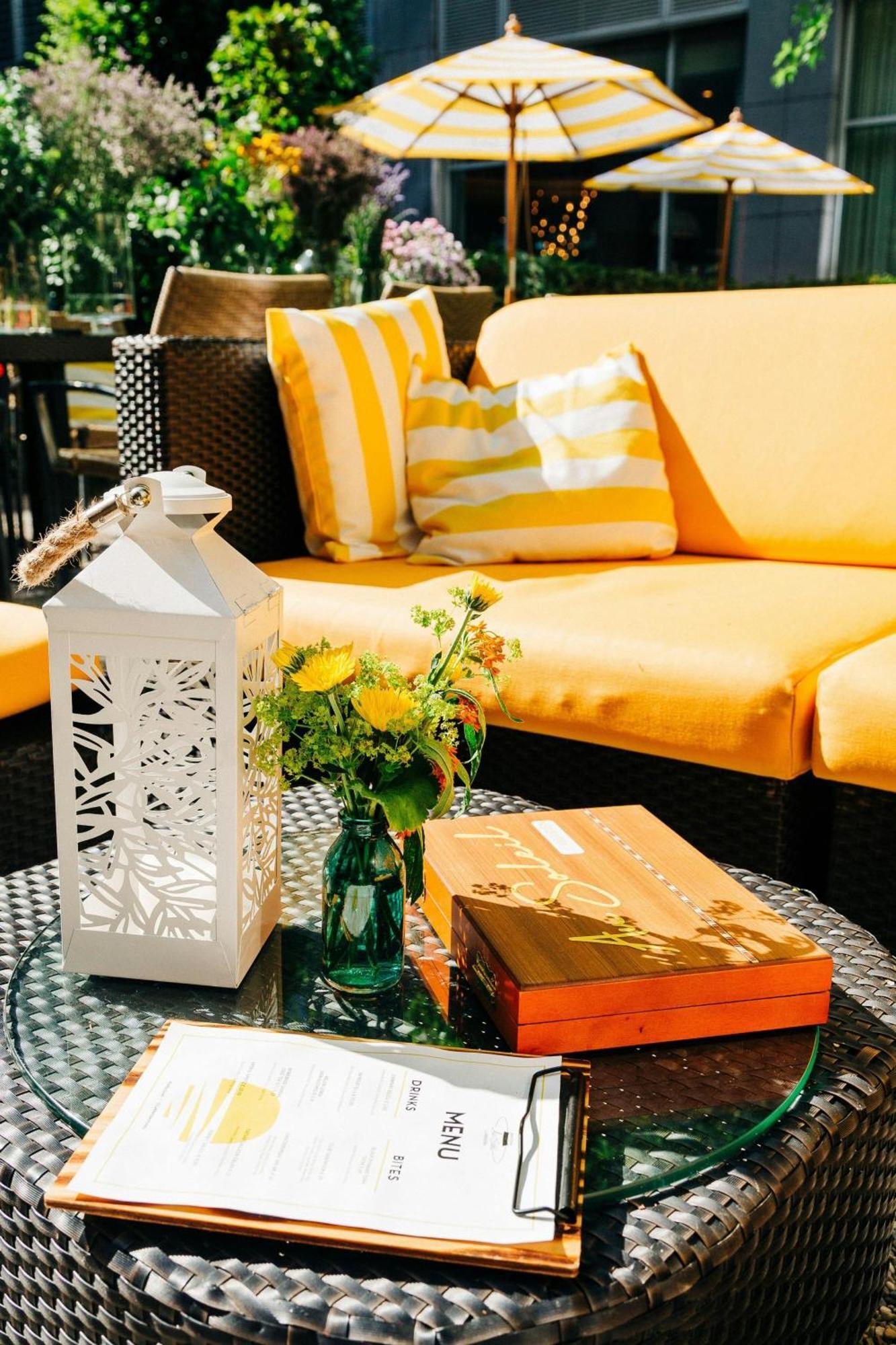 Le Meridien Мюнхен Экстерьер фото A white lantern