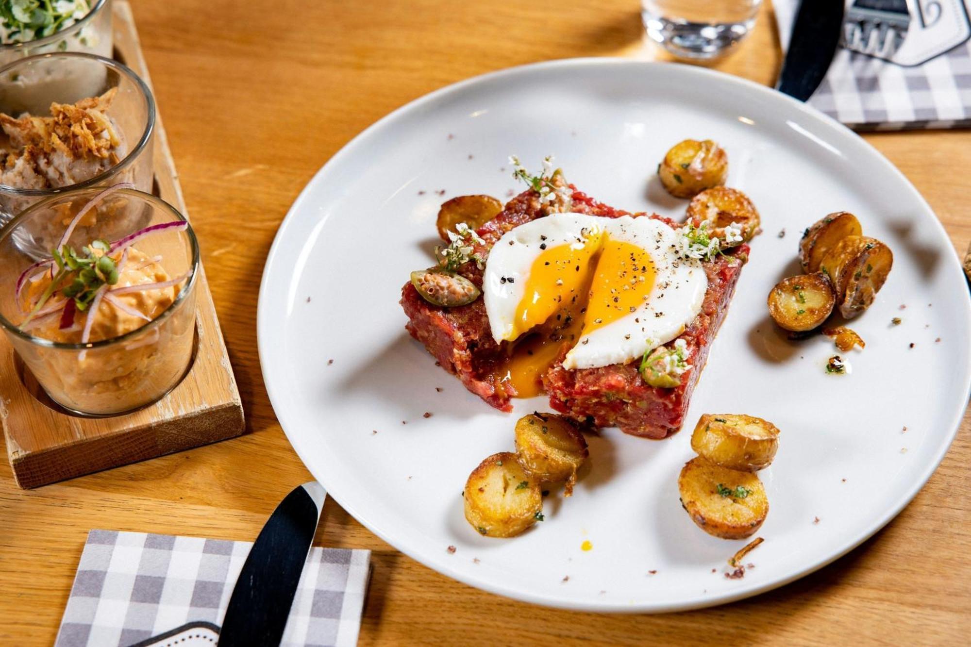 Le Meridien Мюнхен Экстерьер фото A steak and egg breakfast