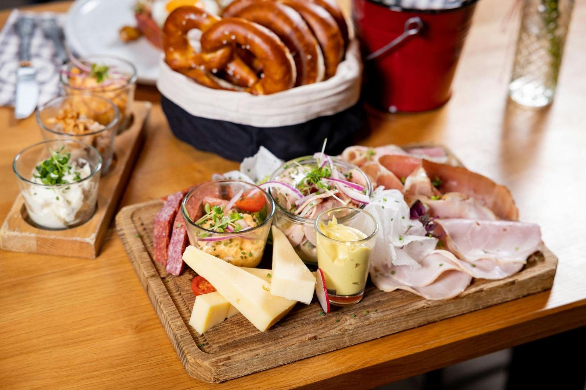 Le Meridien Мюнхен Экстерьер фото A typical German breakfast