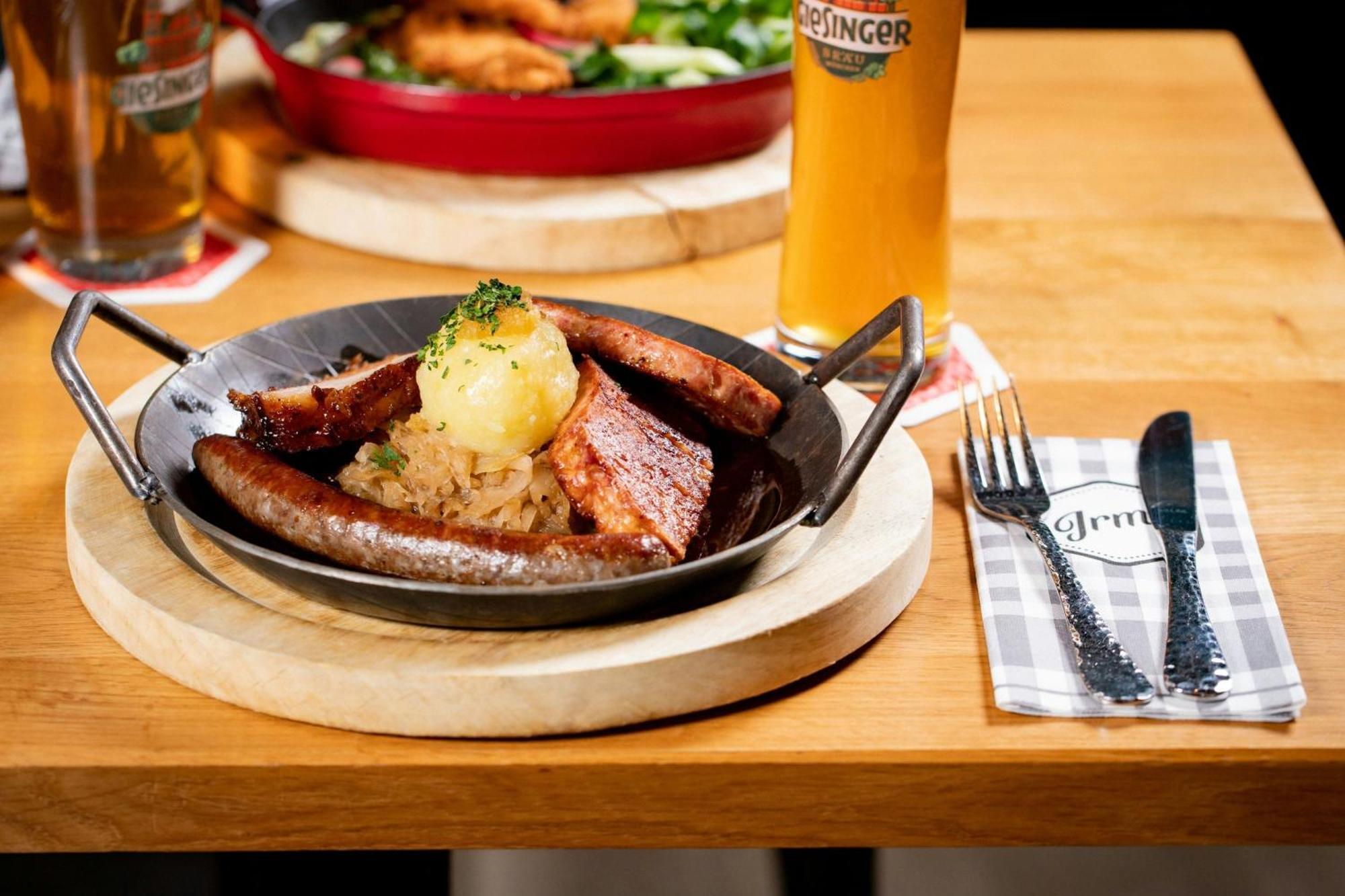 Le Meridien Мюнхен Экстерьер фото Sausages with Sauerkraut
