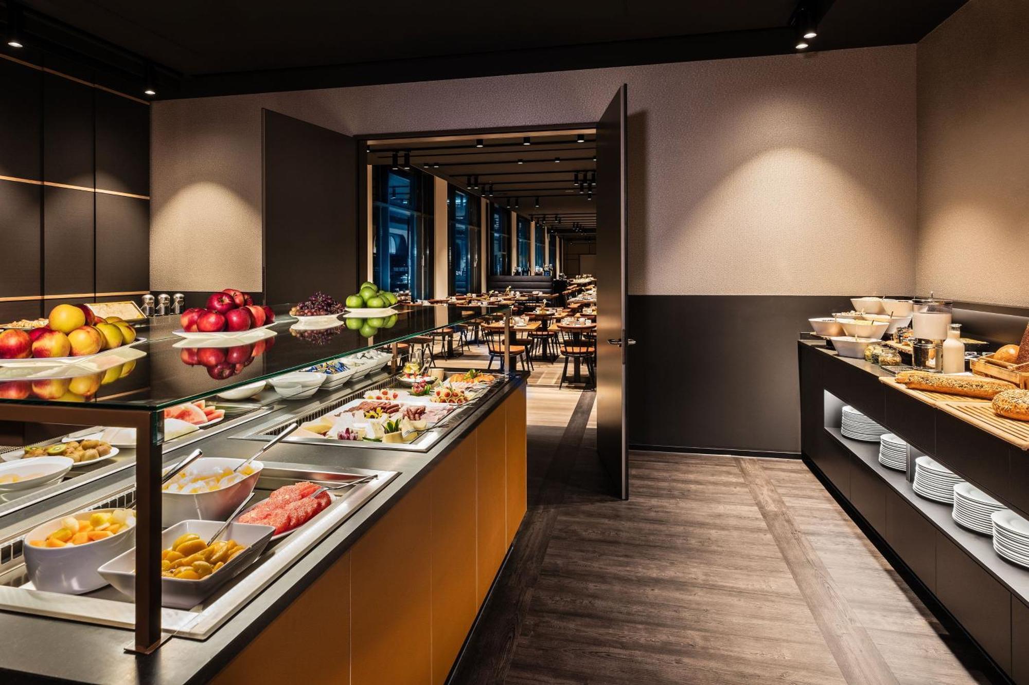 Le Meridien Мюнхен Экстерьер фото The buffet at the restaurant