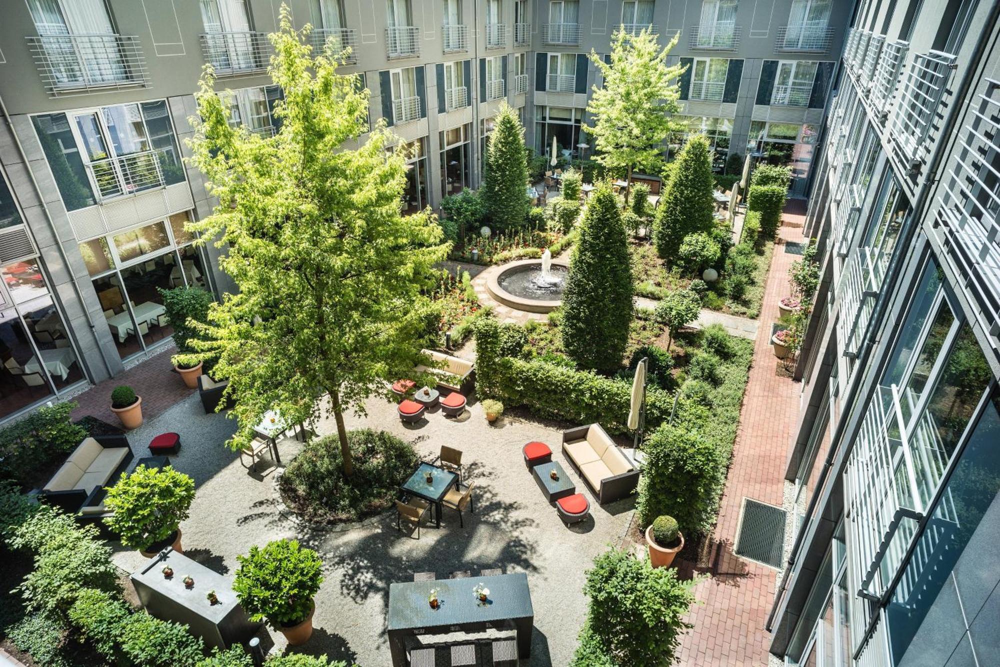 Le Meridien Мюнхен Экстерьер фото The courtyard at the hotel