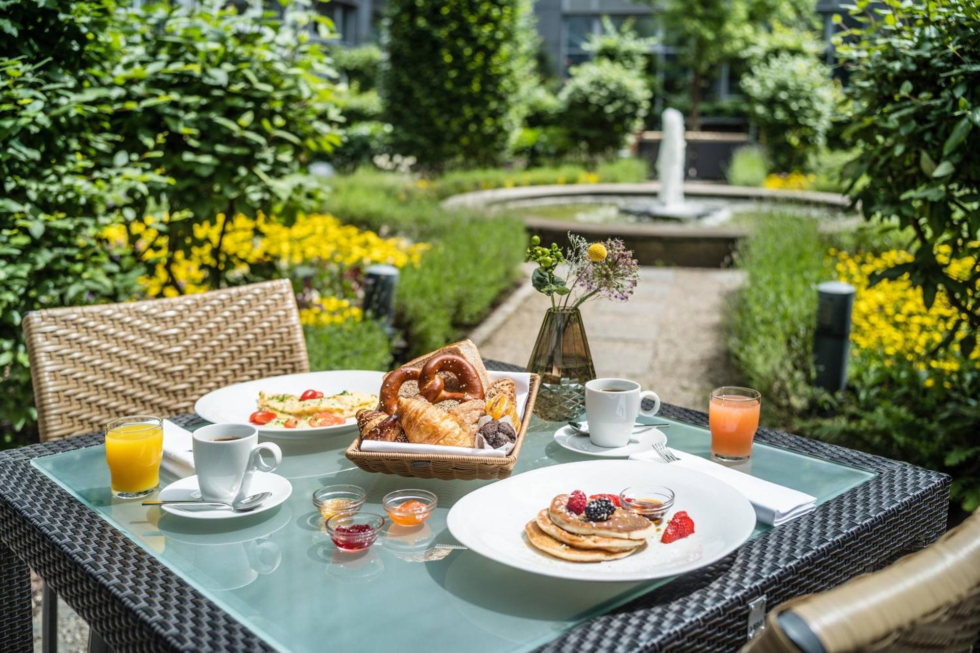 Le Meridien Мюнхен Экстерьер фото Breakfast at the Hotel