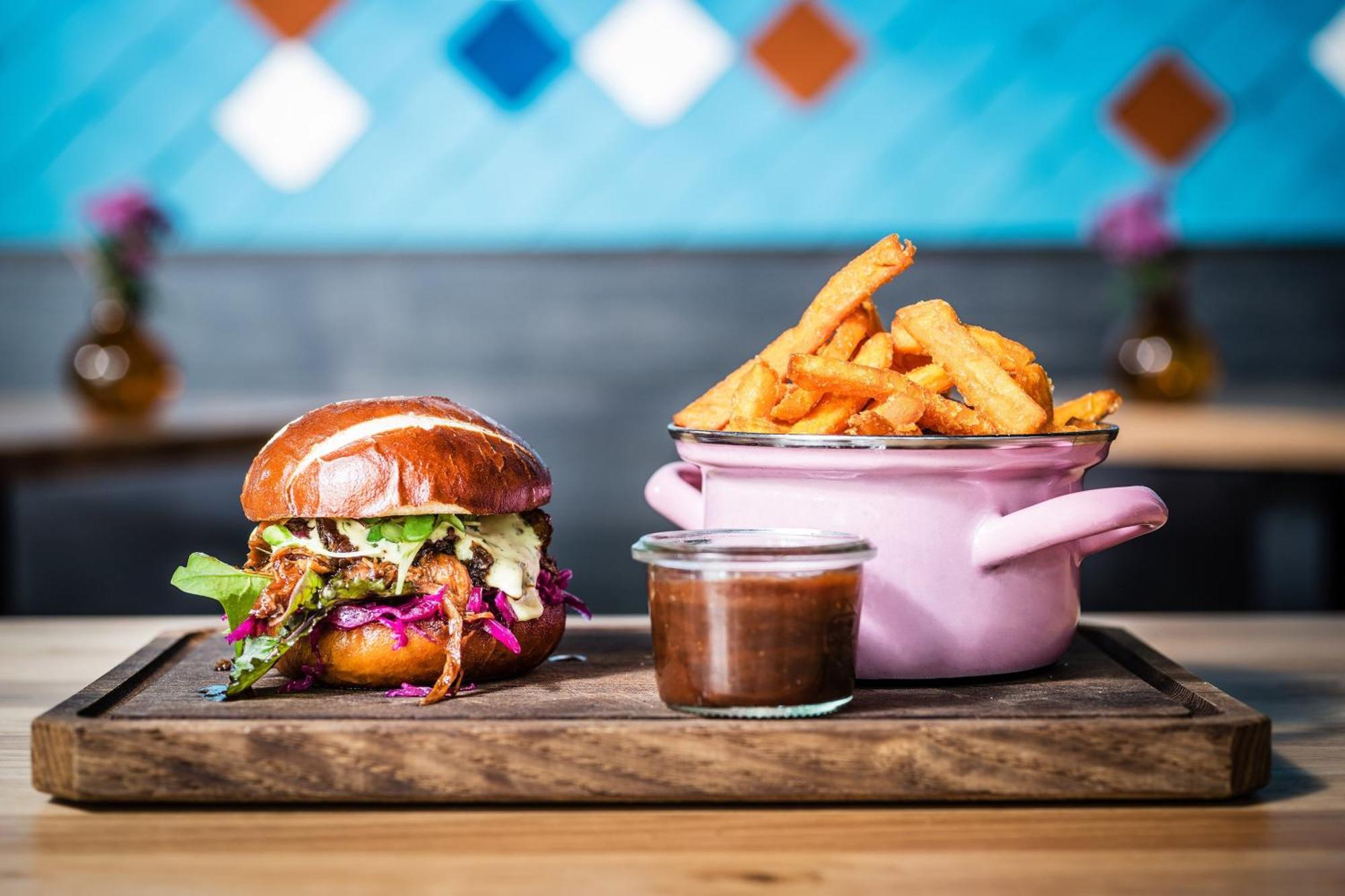 Le Meridien Мюнхен Экстерьер фото A vegan burger and chips at Honest Burgers