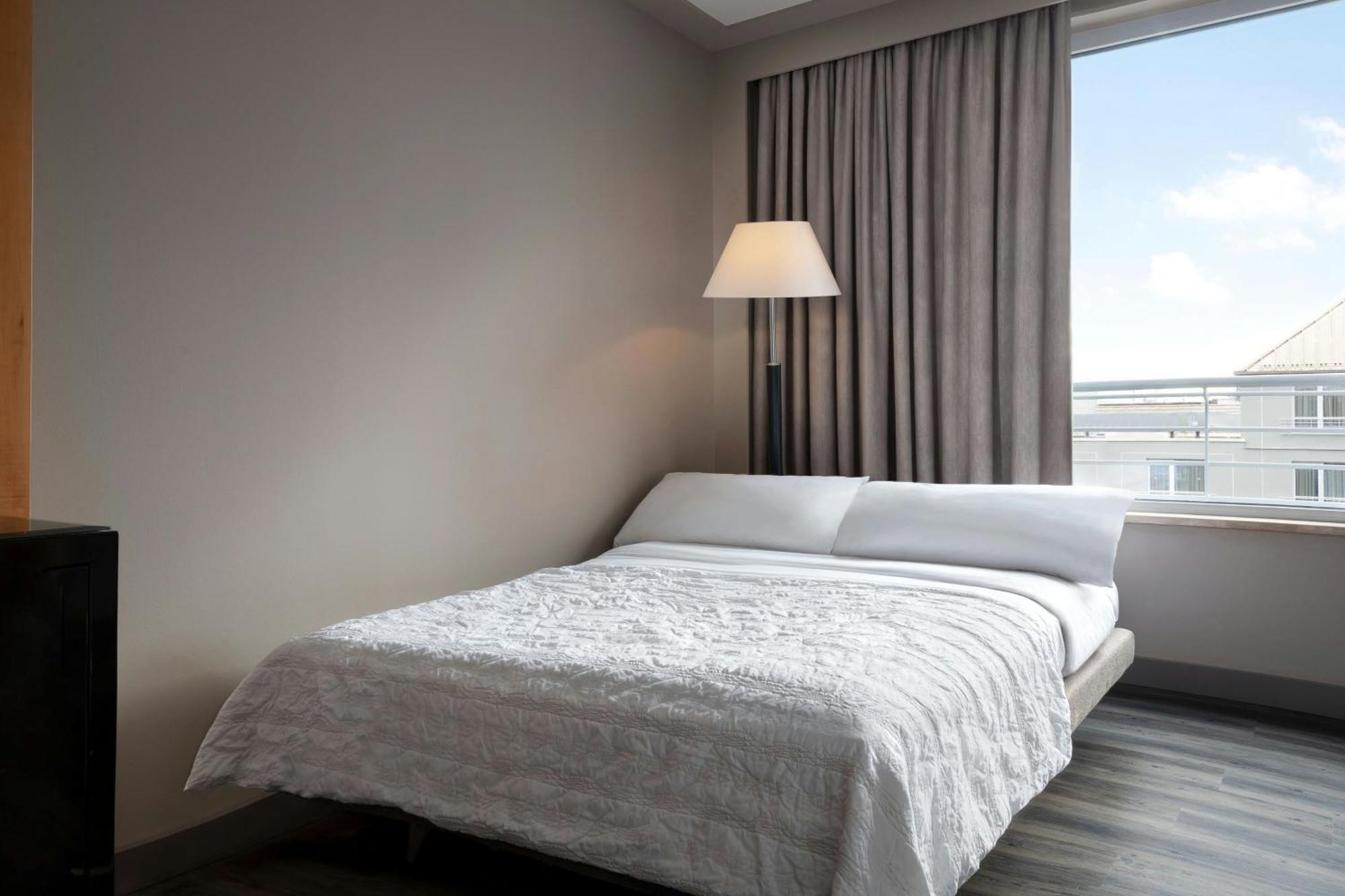 Le Meridien Мюнхен Экстерьер фото A bedroom