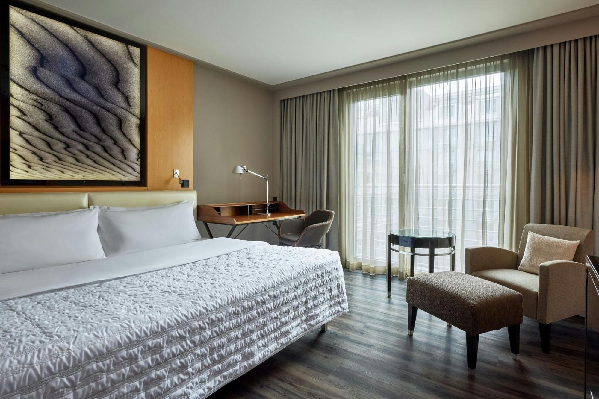 Le Meridien Мюнхен Экстерьер фото A guest room at the Westin Palace, Madrid