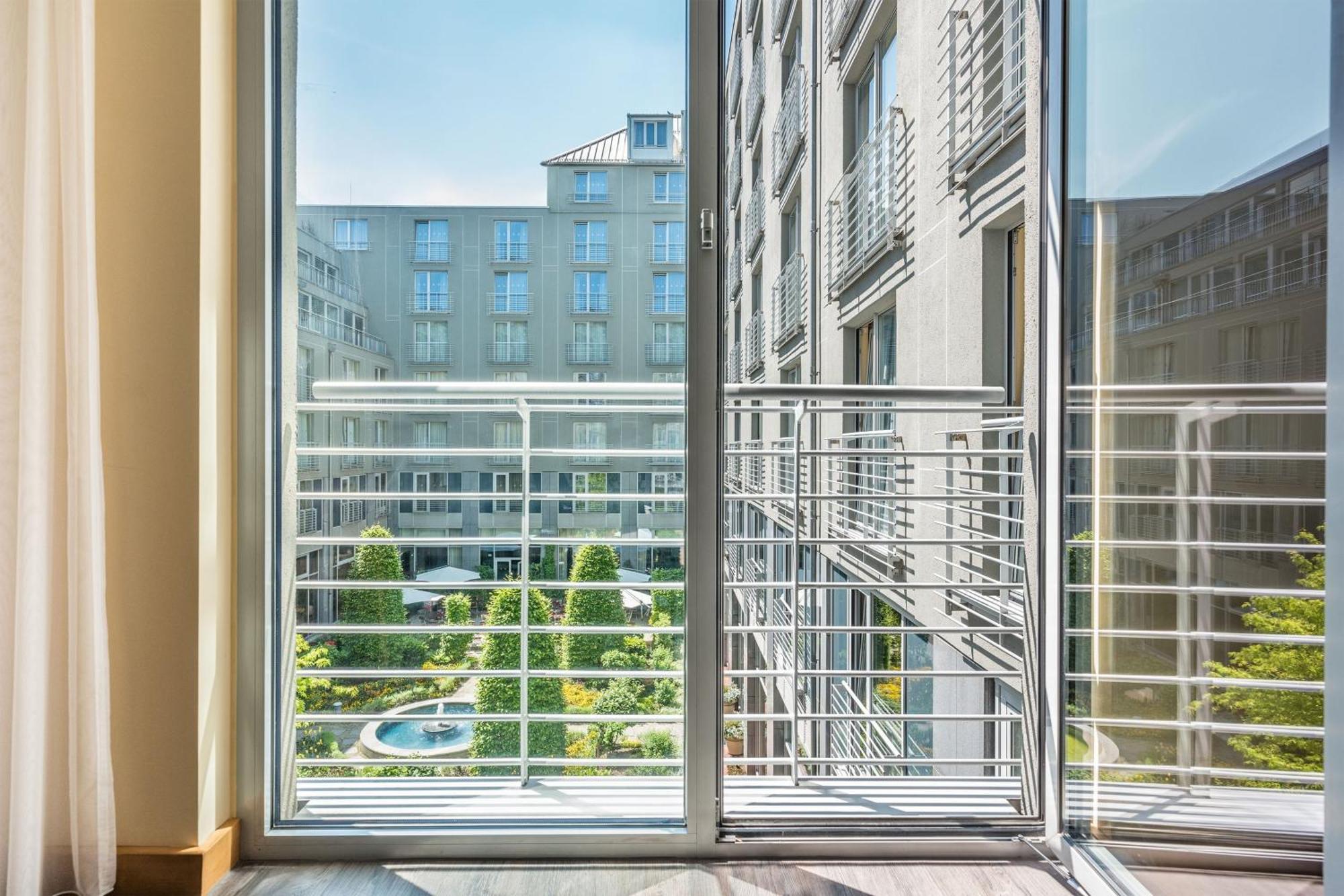 Le Meridien Мюнхен Экстерьер фото A window grill