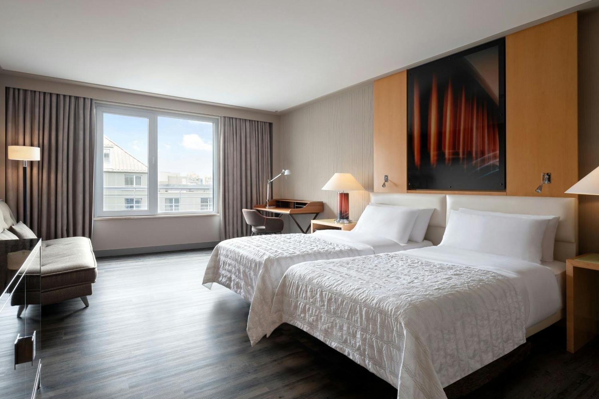 Le Meridien Мюнхен Экстерьер фото A guest room at the Westin Palace Madrid