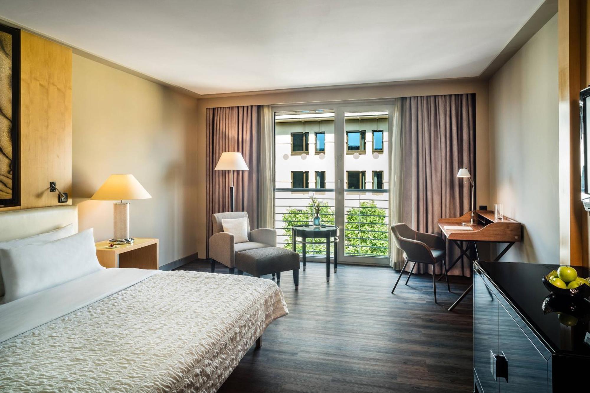 Le Meridien Мюнхен Экстерьер фото A room at the Hotel de la Paix