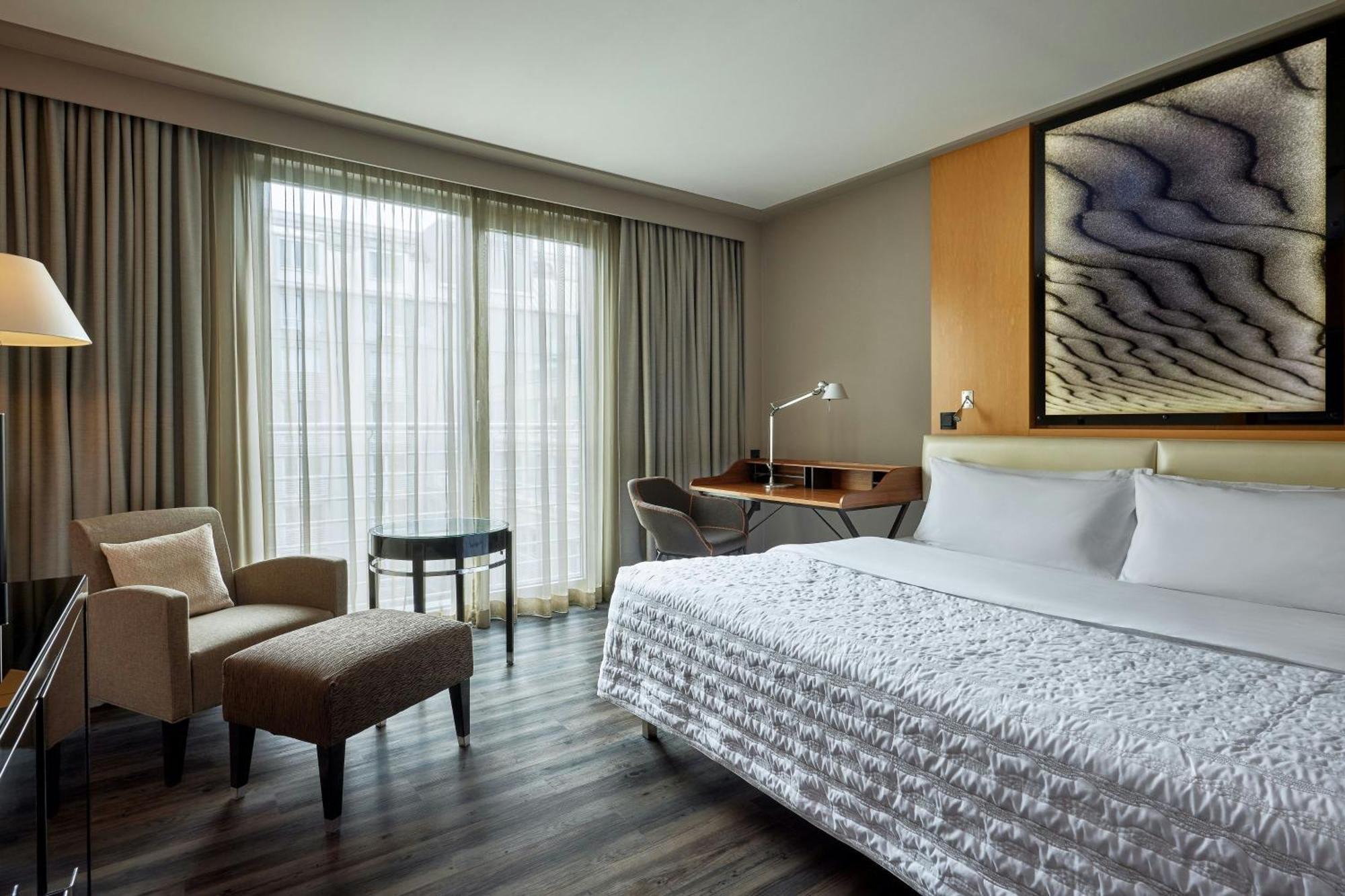 Le Meridien Мюнхен Экстерьер фото A guest room at the Westin Palace Madrid