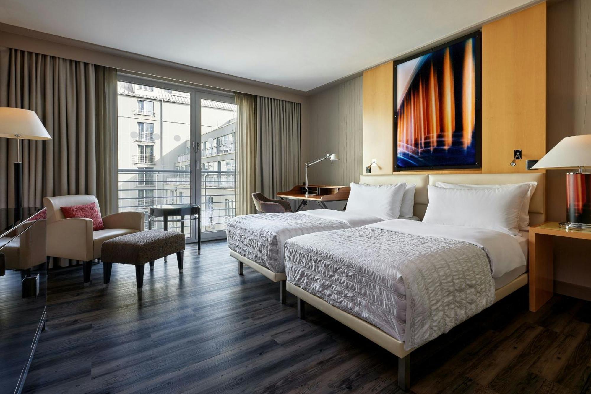 Le Meridien Мюнхен Экстерьер фото A guest room at the Westin Palace Madrid