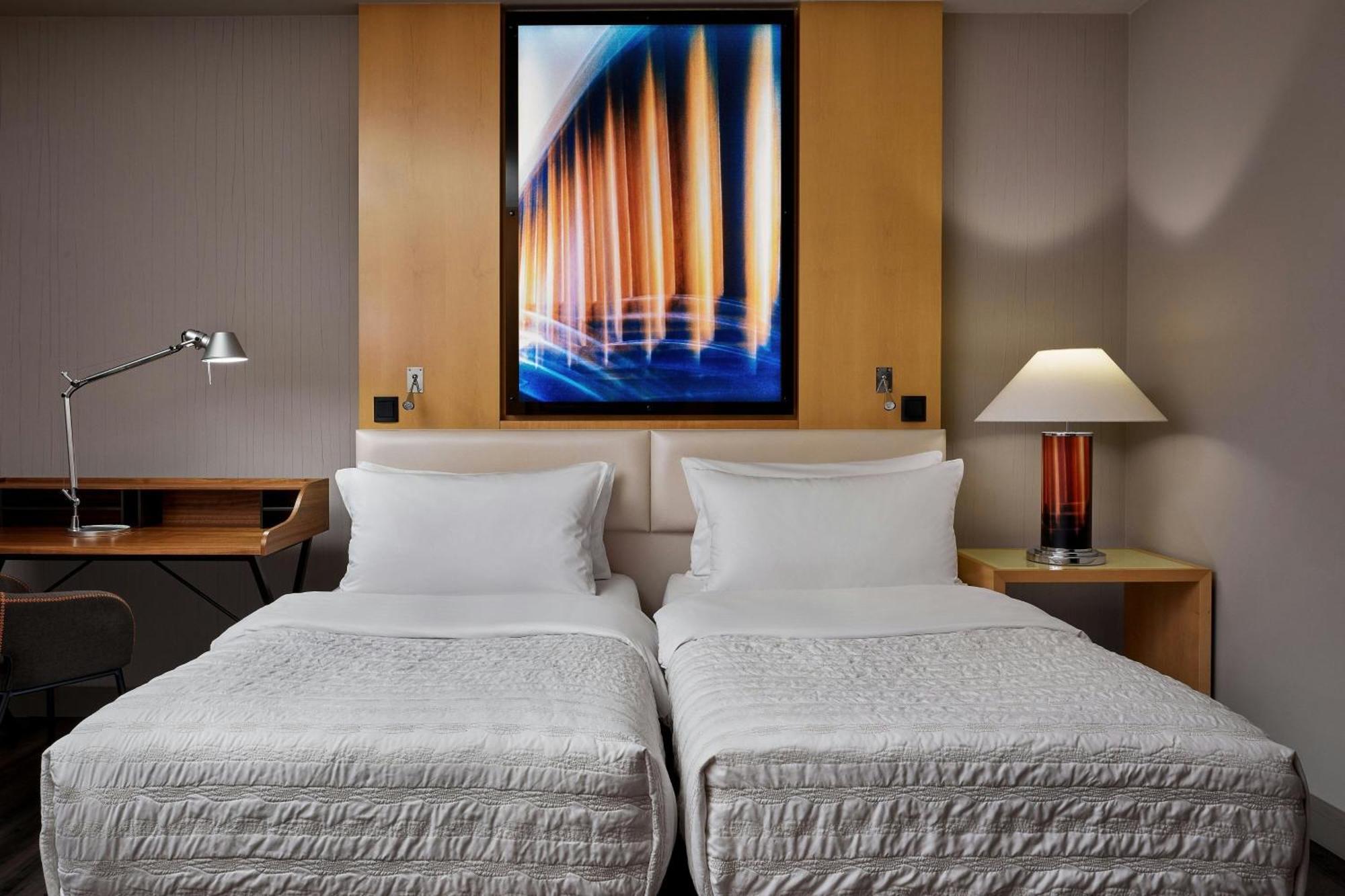 Le Meridien Мюнхен Экстерьер фото A room at the Hilton Athens