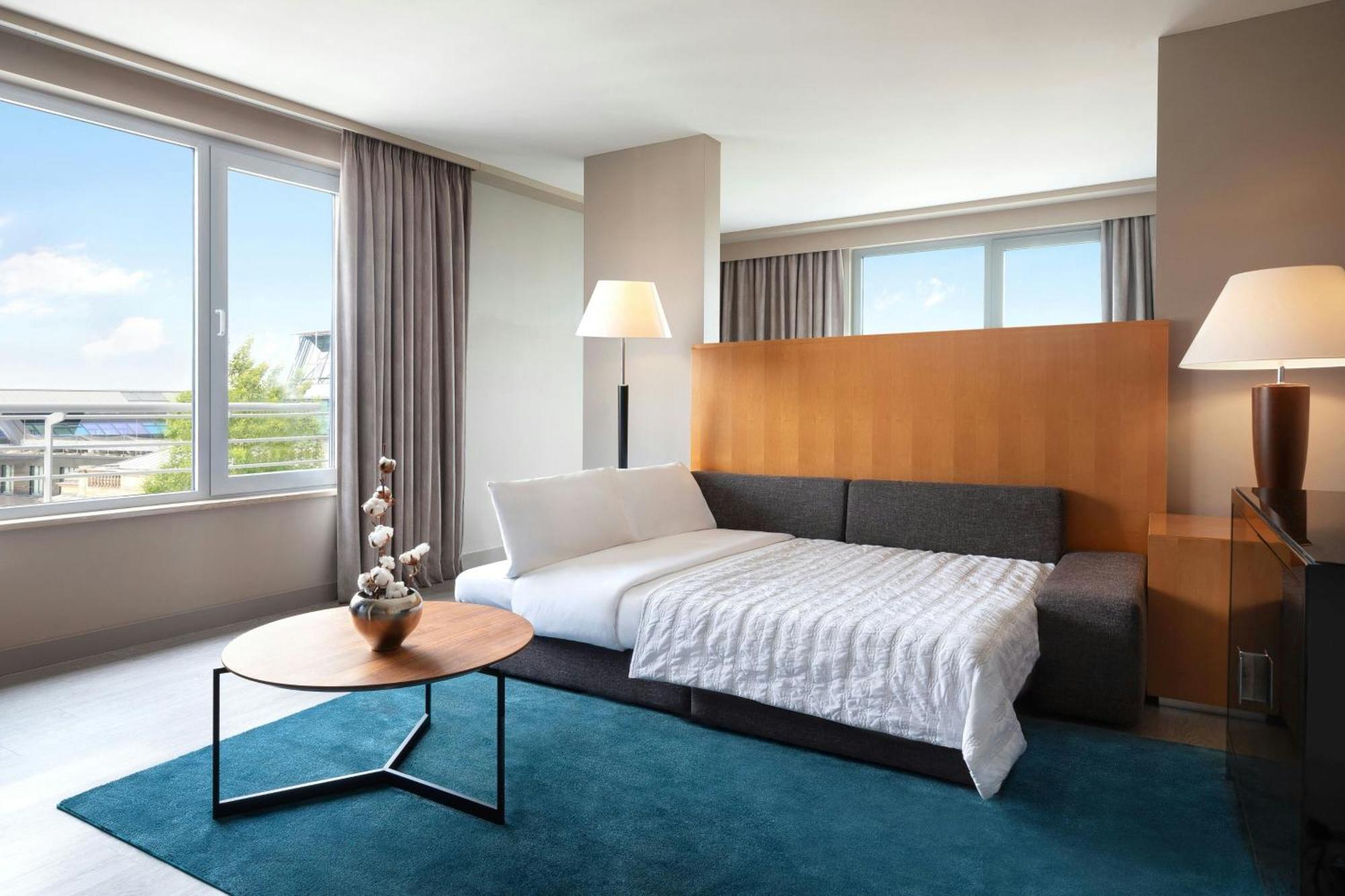 Le Meridien Мюнхен Экстерьер фото A guest room at the Westin Boston Seaport District