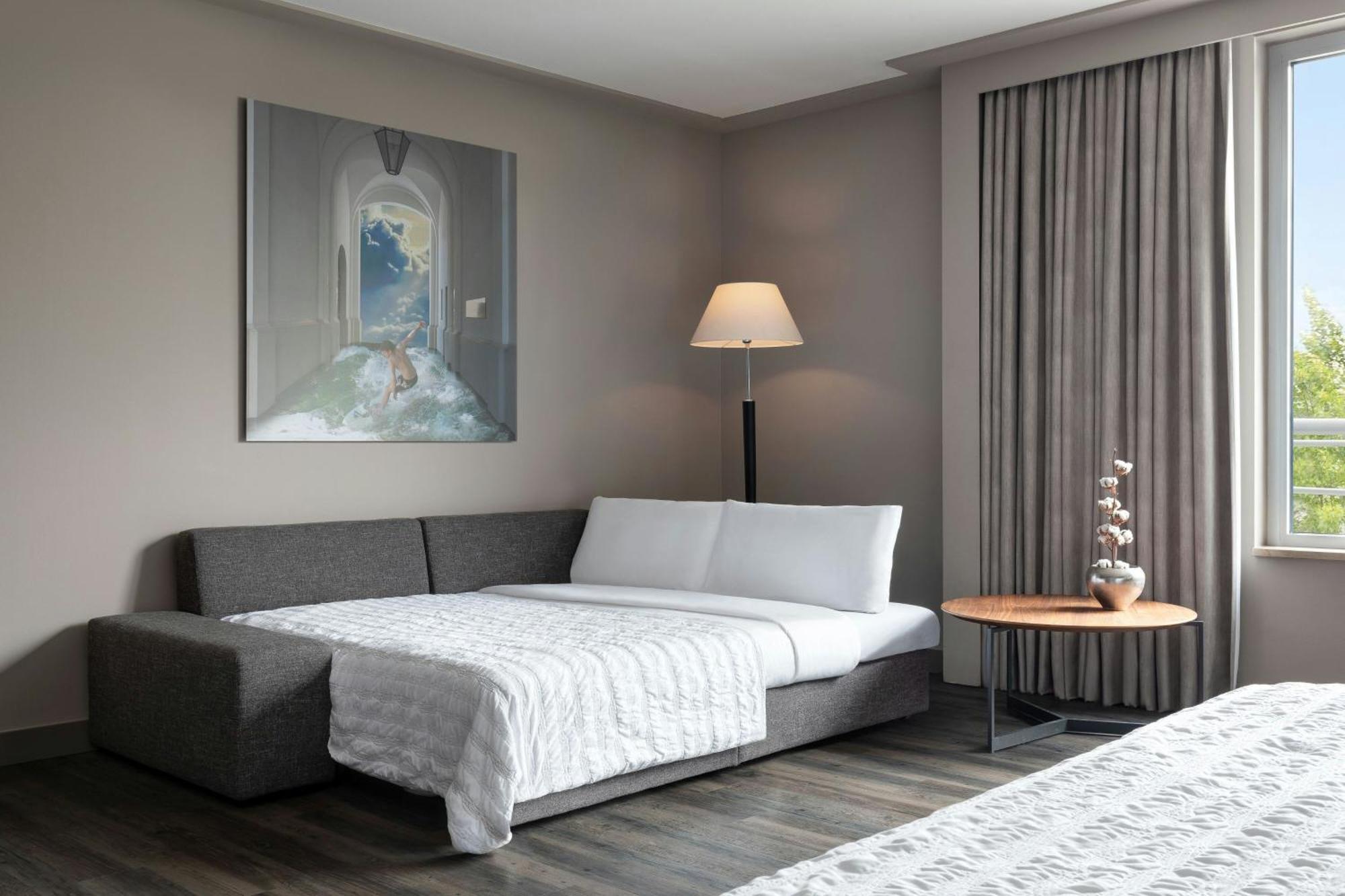Le Meridien Мюнхен Экстерьер фото A sofa bed