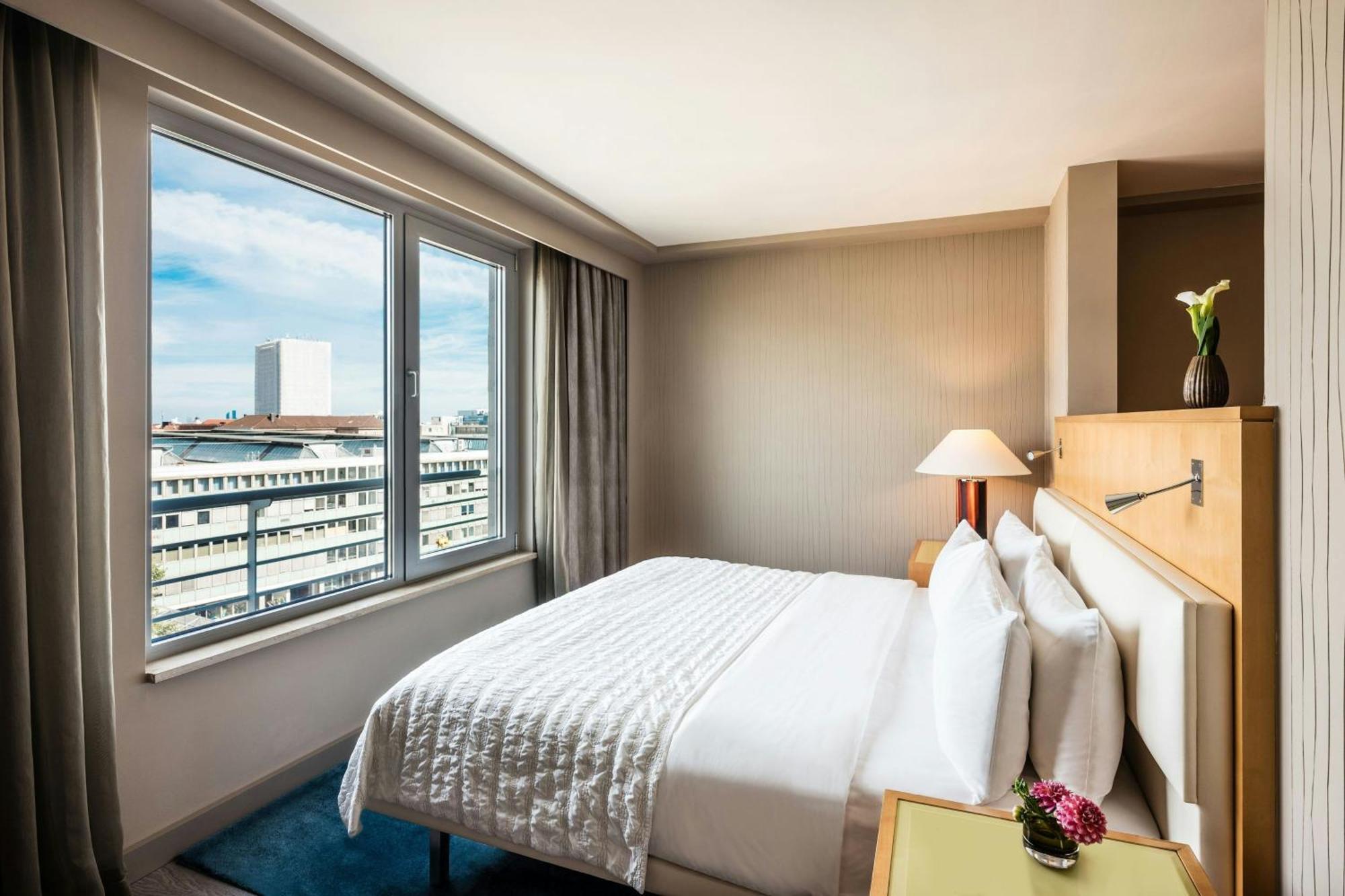 Le Meridien Мюнхен Экстерьер фото A bedroom at the Westin Palace Madrid