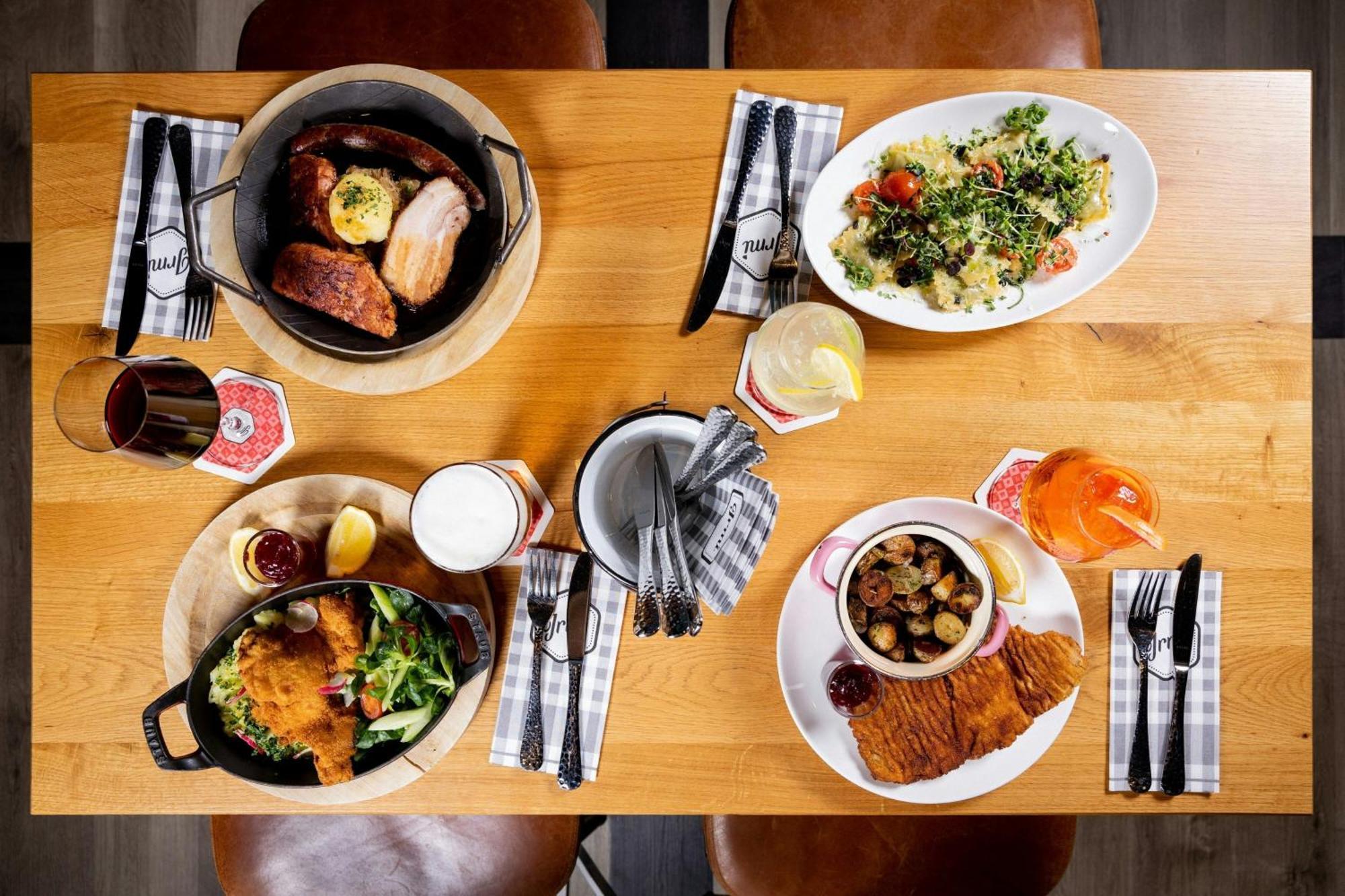 Le Meridien Мюнхен Экстерьер фото Dishes at the restaurant